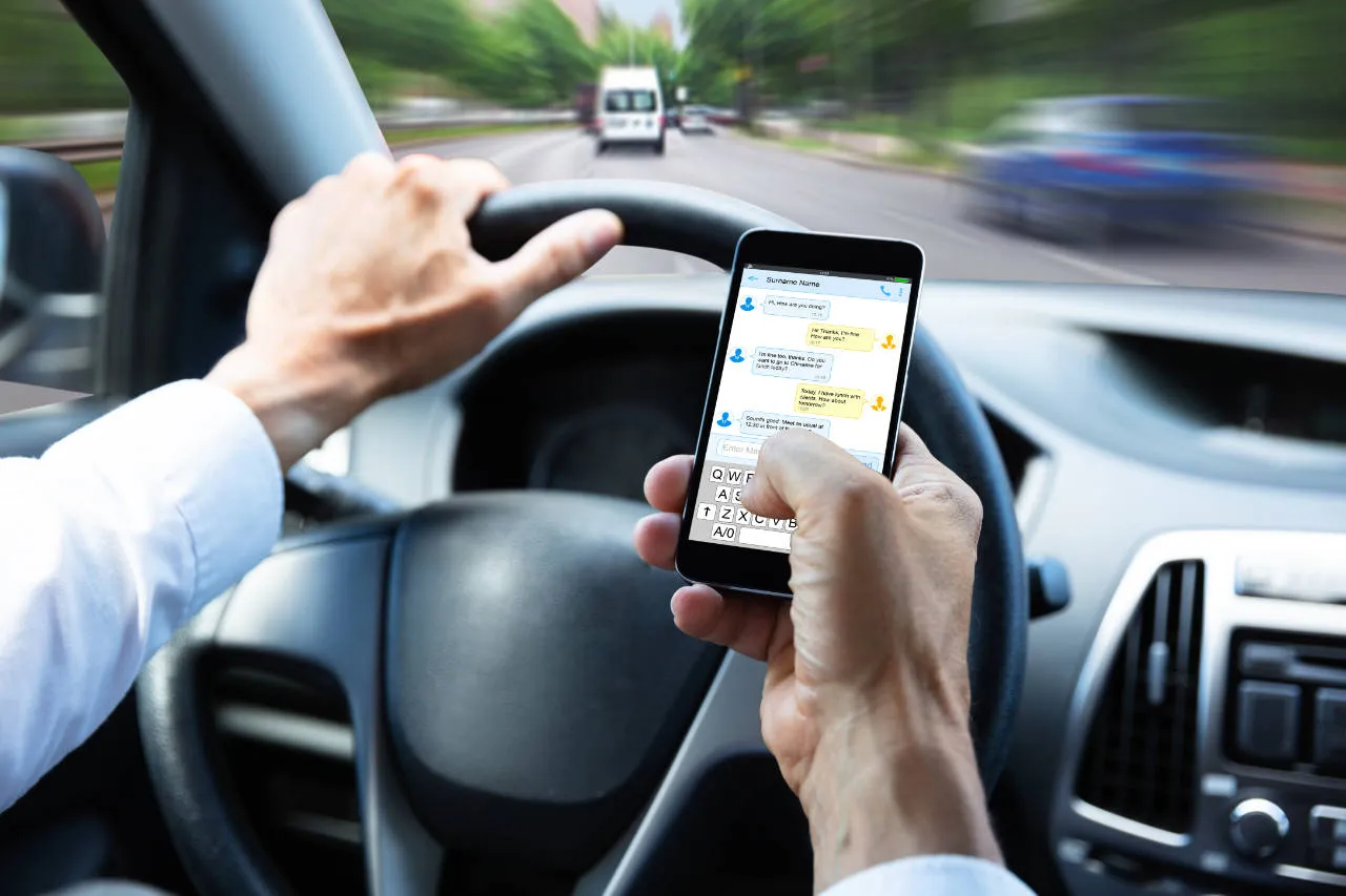 Arizona distracted driving laws with a car accident scene
