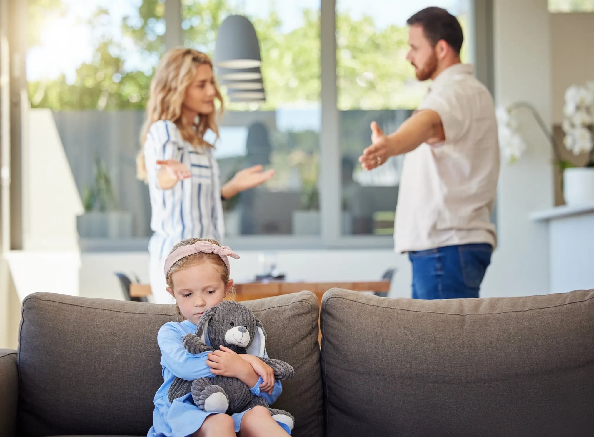 Arizona divorce cost comparison, courtroom scene